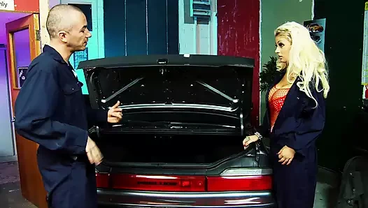 Katie kaliana buharlı dükkan eğlencesi için araba konuşmalarını takas ediyor