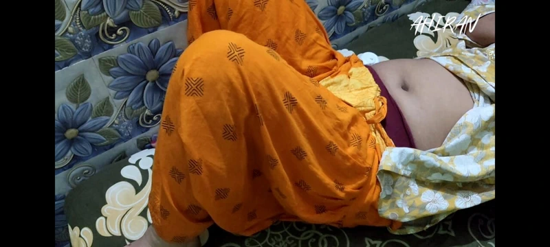 KıZ GÖBEK NAVI VE GÖĞÜSLERINI GÖZDEN GEÇIRIYOR. HINTLI KıZ PORNOSU.