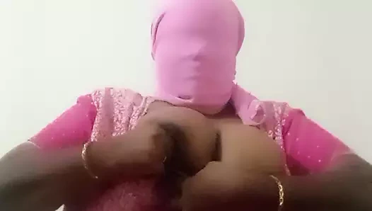 Hintli teyze ateşli yatak odası sahnesinde