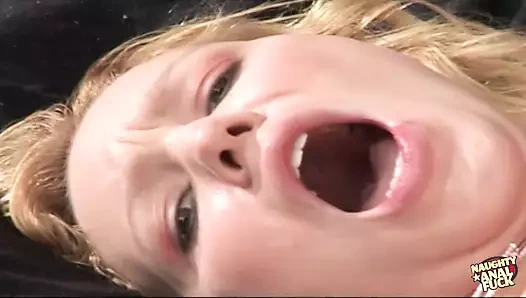 Küçük sarışın sürtük büyük bir dildoyla oynarken derin anal sekse hazırlanıyor