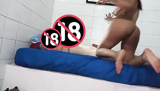 Приходит домой, чтобы посетить и в конечном итоге трахается со мной в моей комнате рядом с ее родителями, Нью-йорк