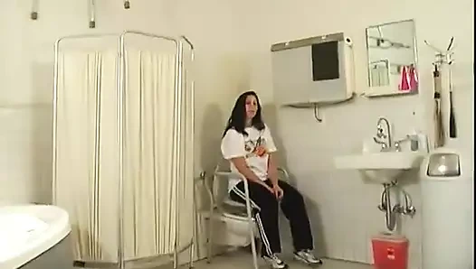 Büyük memeli esmer efendilerinin muayenesi için soyunuyor