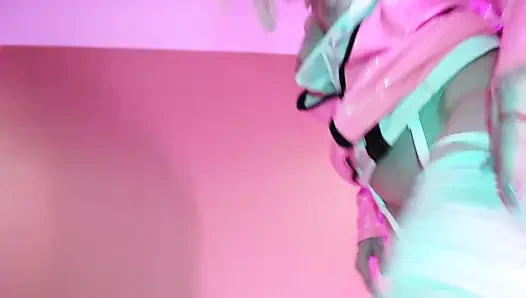 Sarışın orta yaşlı seksi kadın eva lateks fetişi pembe elbiseli minet amcığını sikiyor büyük yarak sapık gonzo