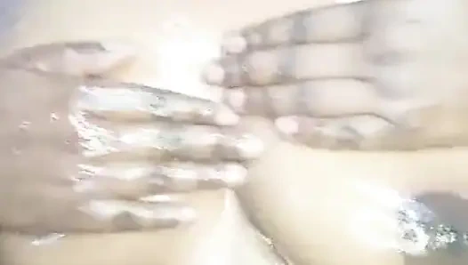 Ateşli seksi kız göğüslerine yağ masajı yapıyor