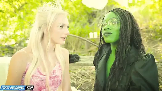 Ana Foxxx dev yeşil dildoyla Kenna James'i sikiyor ve birlikte boşalıyorlar, kötü porno cosplay parodi