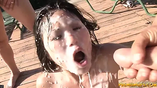 Sigara içen Asyalı genç sürtük dölle gömülüyor