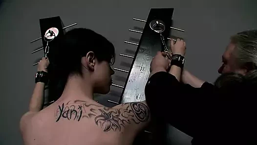 İki adam ve kötü götlü seksi kızlarla ateşli bdsm