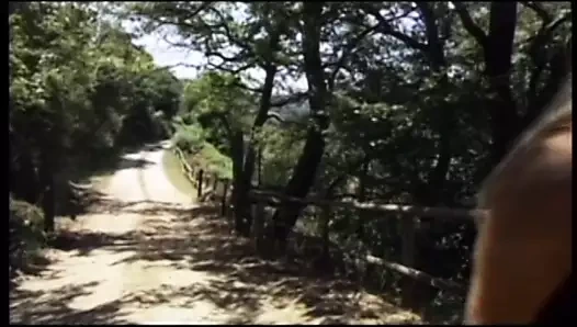 İç çamaşırlı fahişeler mum ışığında yatakta birbirlerini becermek