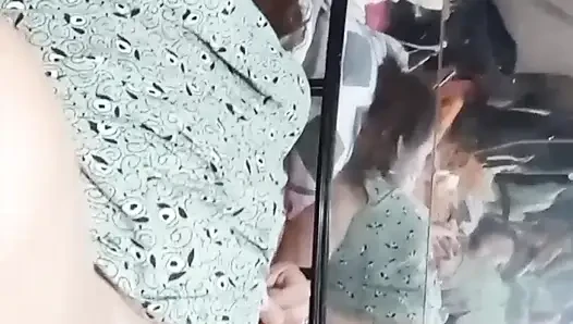 Islak ve gorgeus amına kıkırdayarak boşalıyor