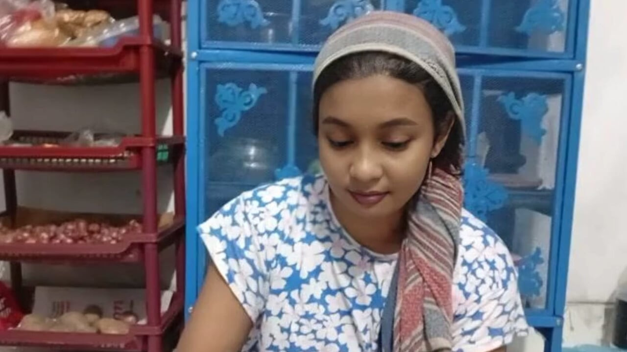 Nilima chowdhury kocalarını aldatıyor gerçek desi köylü ızgarası evde oynuyor ve erkek arkadaşlarını sikiyor