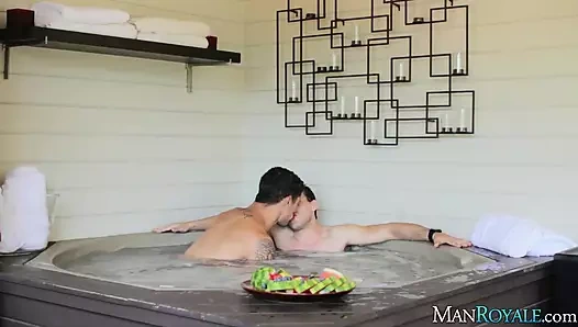 İki sporcu jakuzide yoğun sikişiyor