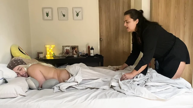 Keyifli bir masaj tutkulu lezbiyen takma yarak sikişine dönüşüyor