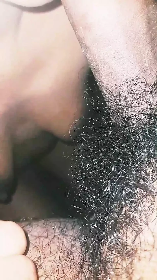 Тамильская девушка трахается на столе