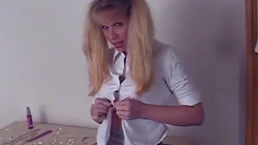 Oyuncu at kuyruklu dudaklı sarışın küçük yarağına dolanıyor