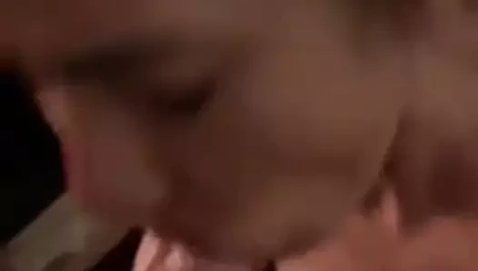 Tay sürtük beyaz bir horoz berbat ve yüzüne boşalmak için yalvarır