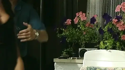 Güzel Alman genç kız göt deliğini dölle dolduruyor