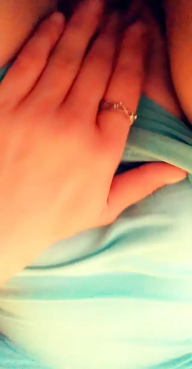 Милфа мастурбирует