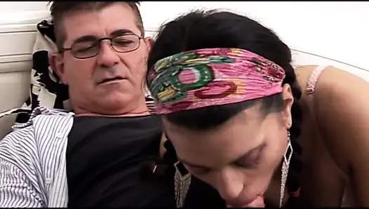 Edepsiz olgun adam genç ve ateşli hatuna sikişiyor