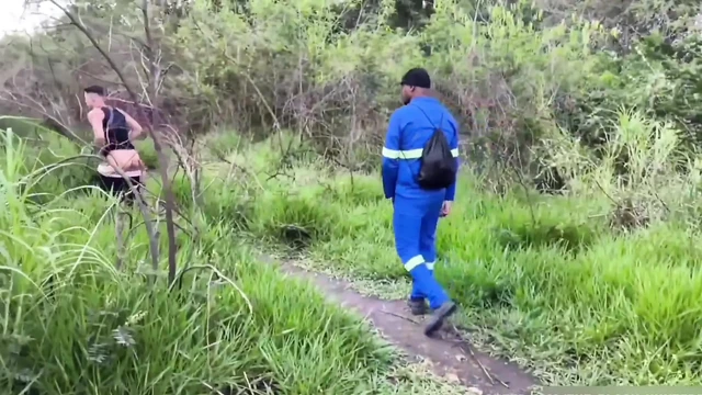 İşçi parkın önünden geçti ve bir