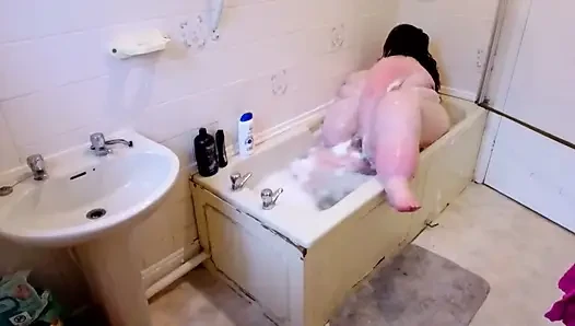 İri güzel kadın banyo yapmaya çalışır, sığabilir mi?