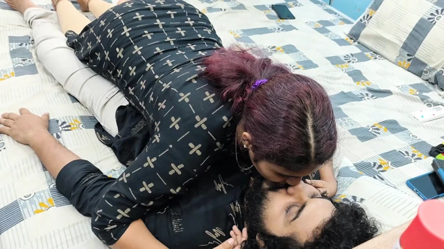 Kız oğlanı öpüyor ve ateşli romantizmle oğlanı baştan çıkarıyor