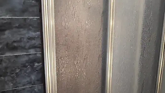 Üvey annem duştan sonra onu sevişmeme izin verdi!