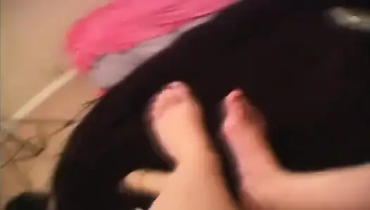 Siyah saçlı sürtük ayak parmaklarını emiyor ve yalıyor