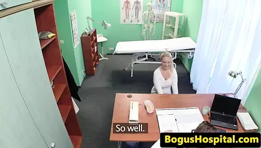Çek hasta doktor tarafından sınav sırasında becerdin