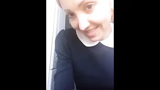 Parmaklarımı burnuma sokmamalıydım ama çok hoşuma gidiyor...