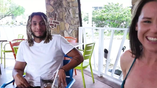 Azgın evli kadın asılı siyah barmenin üzerine ıslanıyor