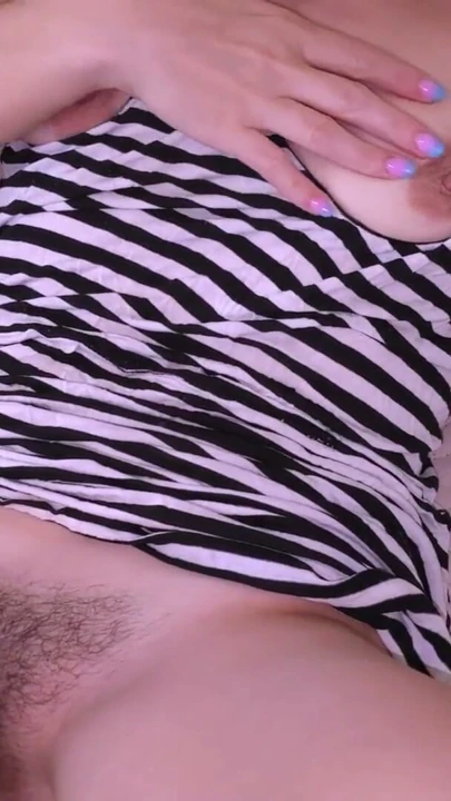 Karımı sikerken üç kez geldim! Utanmaz orta yaşlı seksi kadın televizyonda titreyen amcığını teşhir ederken iç çamaşırı giymiyor | Klip 1