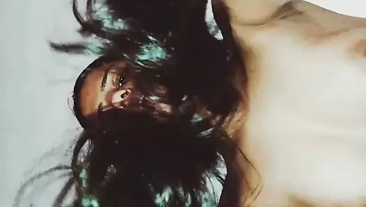 Latika üvey erkek kardeşinin önünde ateşli domaltarak seks yapıyor