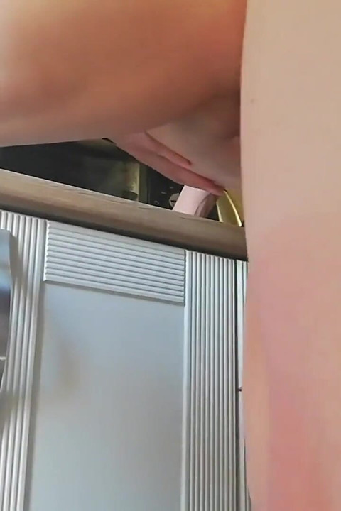Evli kadın komşusunu emiyor, kocası için video raporu sikilen amcığını gösteriyor