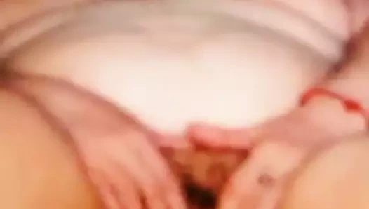 Kıllı olgun ile büyük memeler Mastürbasyon üzerinde kam