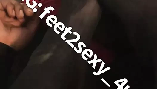 Kokmuş naylon ayakların altına uzanmak