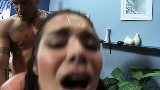 Kaltak sert sikiliyor - gırtlağına kadar fışkırtıyor