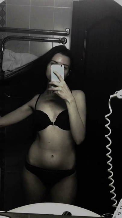 Sfw tiktok derlemesi: esmer dans eden modaya uygun tiktok trendleri, kısa etek, beyaz çorap, tanga, tayt, seksi dans | Klip 2