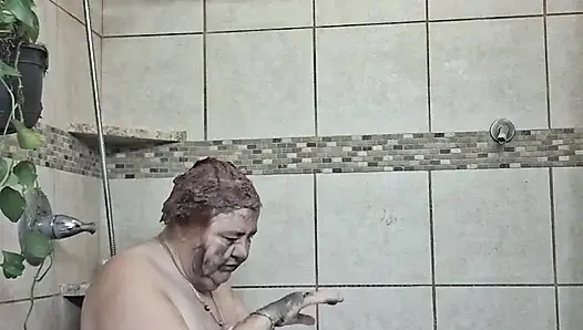 Büyük güzel hemşire Vicki duşumda çamur tedavisi yapıyor!