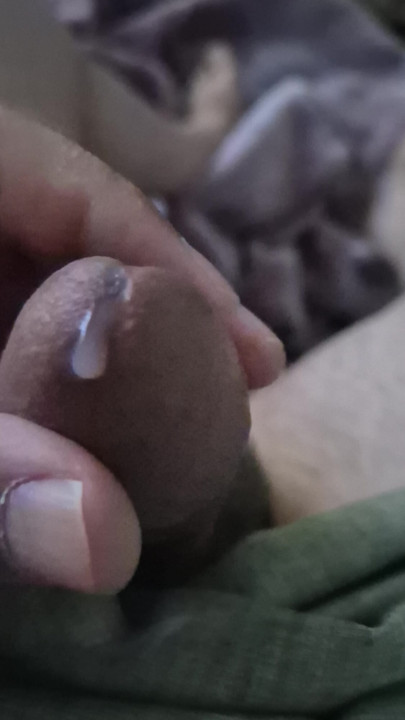 Sana penisimi gösteriyorum. Şu anda yumuşak ama dikleştiğinde çok daha çekici ve etkileyici görünüyor."