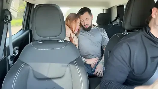 Trafikte Uber Arabasında Çift Seks - Kızıl Saçlı Sperm İçiyor Ve ağzından Damlatıyor