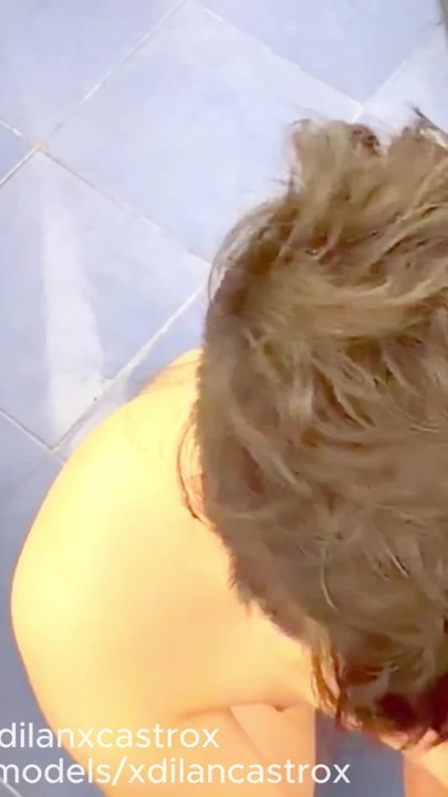 GÜZEL TWINK ERKEK ARKADAŞıNA GÖNDERMEK IÇIN BIR VIDEO KAYDEDERKEN HETEROSEKSÜEL KOMŞUSU TARAFıNDAN PREZERVATIFSIZ SIKILIYOR | Klip 1