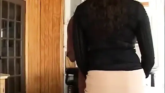 İri göğüslü çok seksi siyah amcık mutfakta sikişiyor