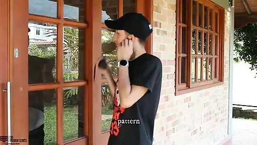 Patronun karısı bana çok ilginç bir teklif yaptı ve sonunda onun lezzetli amını becerdim - ispanyolca porno