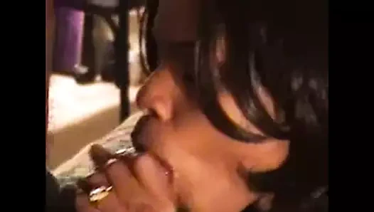 dizlerinin üstünde lütfen teşekkürler