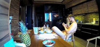 Snr o çıplak 3 yemek yapıyor