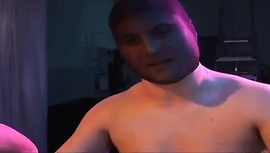 Sarışın hatun damlayan yumrukla genişliyor