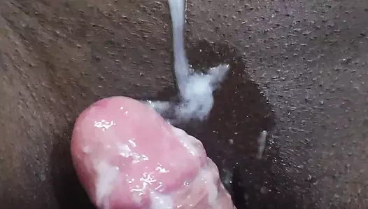 Amcığıma boşalana kadar yüzüne ve yarağına biniyorum