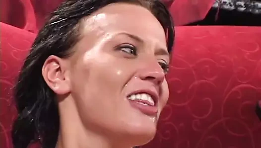 At kuyruklu esmer traşlı amcığıyla yarağa biniyor, sonra götüne boşalıyor