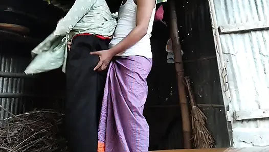 Hintli yerel yenge ve devar ateşli açık havada seks videosu, Hintli yerel güzel kız xxx video