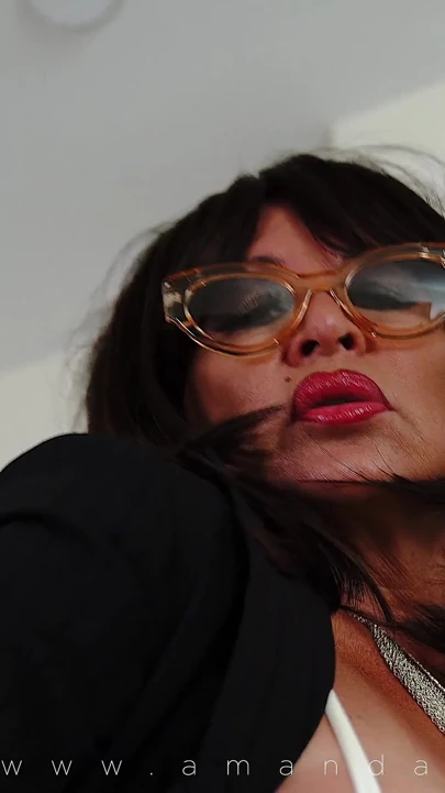 Yaramaz naylon orta yaşlı seksi kadın Amanda Moreno - solo, erotik